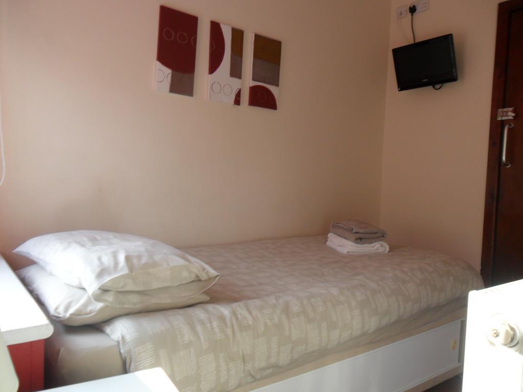 Oyo Main Top Hotel Widnes Phòng bức ảnh