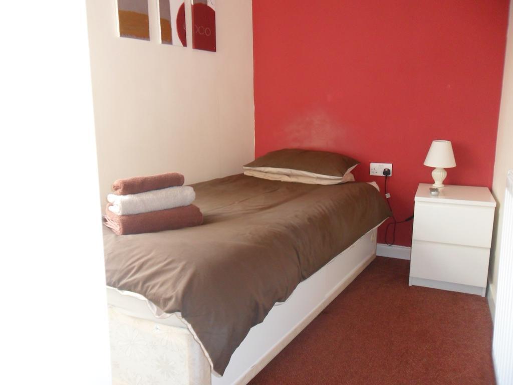 Oyo Main Top Hotel Widnes Phòng bức ảnh